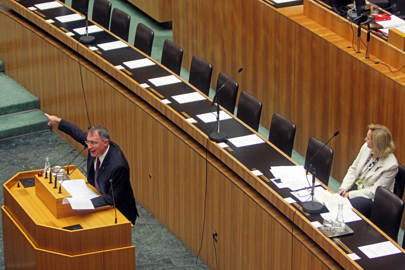 Ewald Stadler vom BZOE, links, spricht am Donnerstag, 3. Dez. 2009 bei der Sondersitzung des Nationalrates im Parlament in Wien. Rechts sitzt Innenministerin Maria Fekter. (AP Photo/Ronald Zak) ---Ewald Stadler of the Alliance for the Future of Austria, BZOe, left, delivers a speech during an extraordinary session of the national assembly, while Austria's Interior Minister Maria Fekter, right, looks on at the parliament in Vienna, on Thursday, Dec. 3, 2009. (AP Photo/Ronald Zak) ABDRUCK HONORARFREI NUR BEI DIREKTER BERICHTERSTATTUNG ZUR AUSSTELLUNG.