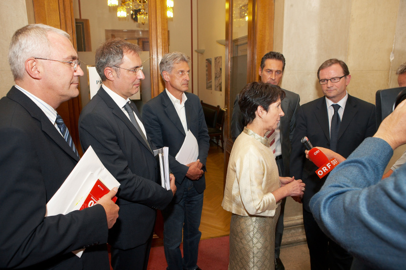 (C) photonews.at/Georges Schneider - Wien 10.07.2009 - Heute fand im Parlament die letzte Sitzung des Nationalrats vor der Sommerpause statt. Am Nachmittag fand eine Sitzung der Präsidiale zu den Bespitzelungsvorwürfen der FPÖ statt. PHOTO: (v.L.n.R.) der 3. Nationlaratspräsident Martin Graf, Ewald Stadler (BZÖ), SPÖ-Klubobmann Josef Cap, Nationalratspräsidentin Barbara Prammer, FPÖ-Chef Heinz-Christian Strache, ÖVP-Generalsekretär Karlheinz Kopf, kurz nach der Präsidiale ABDRUCK HONORARFREI NUR BEI DIREKTER BERICHTERSTATTUNG ZUR AUSSTELLUNG.