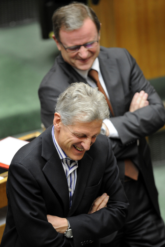 APA1399721 - 15102009 - WIEN - ÖSTERREICH: ZU APA-TEXT II - Die Klubchefs Josef Cap(l./SPÖ¦) und Karlheinz Kopf (ÖVP) am Donnerstag, 15. Oktober 2009, im Rahmen einer Sondersitzung des Nationalrates im Parlament in Wien. APA-FOTO: ROLAND SCHLAGER ABDRUCK HONORARFREI NUR BEI DIREKTER BERICHTERSTATTUNG ZUR AUSSTELLUNG.