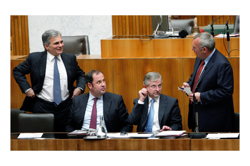APARSC10 - 20102008 - WIEN - OESTERREICH: ZU APA TEXT II - (v.l.) BM Werner Faymann, BM Josef Proell, VK Wilhelm Molterer und BK Alfred Gusenbauer am Montag, 20. Oktober 2008, im Rahmen einer Sondersitzung des Nationalrates im Parlament in Wien. APA-FOTO: ROLAND SCHLAGER   ABDRUCK HONORARFREI NUR BEI DIREKTER BERICHTERSTATTUNG ZUR AUSSTELLUNG.