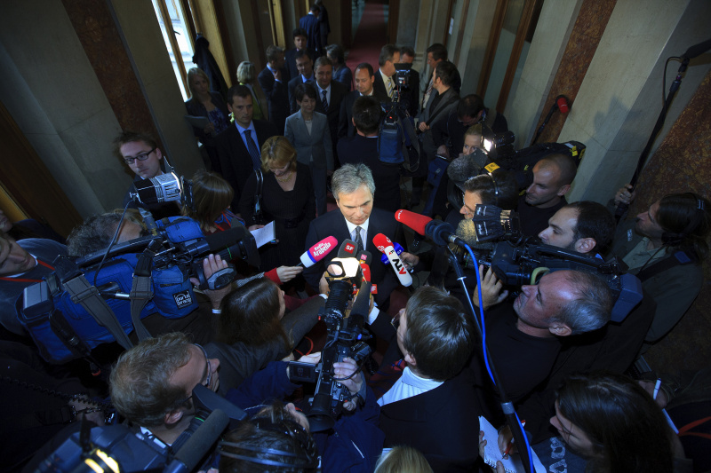 (C) photonews.at/Georges Schneider -  Wien 21.10.2008 -  Heute am späten Vormittag begannen im Parlament die Koalitionsverhandlungen zwischen SPÖ und ÖVP. PHOTO: Werner Faymann (SPÖ) auf dem Weg zum Verhandlungszimmer mit Journalisten und Kamerateams. ABDRUCK HONORARFREI NUR BEI DIREKTER BERICHTERSTATTUNG ZUR AUSSTELLUNG.