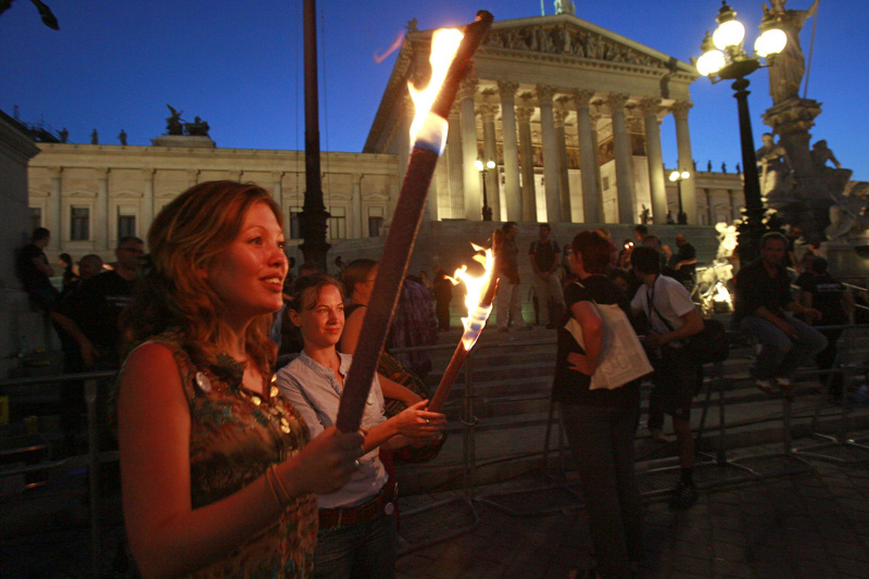 Wien, Parlament. Lichterkette 2009, die Initiatorinnen.
(c) Matthias Cremer ABDRUCK HONORARFREI NUR BEI DIREKTER BERICHTERSTATTUNG ZUR AUSSTELLUNG.