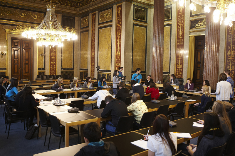 Jugendliche bei ihrer Fraktionsarbeit in den Clubs und in den Ausschüssen