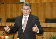 Erich Foglar - Präsident des Österreichischen Gewerkschaftsbundes am Rednerpult