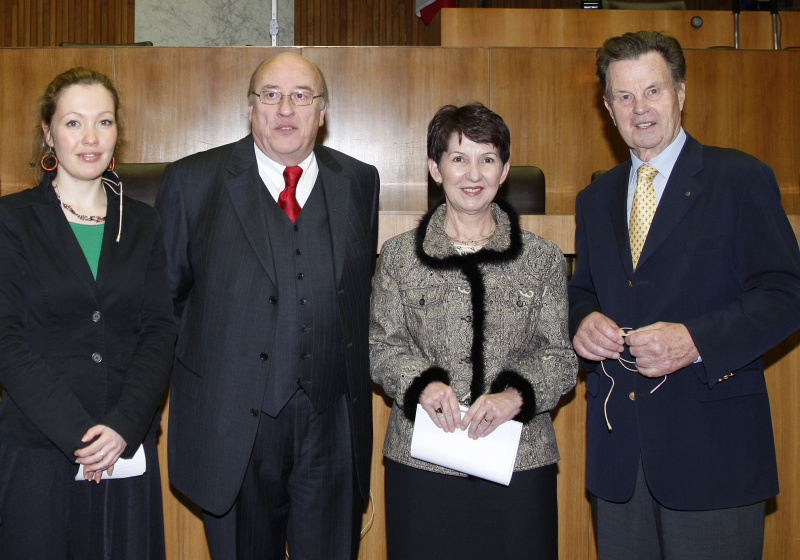 v.li. Romy Grasgruber - Initiatorin Lichterkette, Johannes Fischer - Journalist, Mag.a Barbara Prammer - Präsidentin des Nationalrates und Dr. Sixtus Lanner