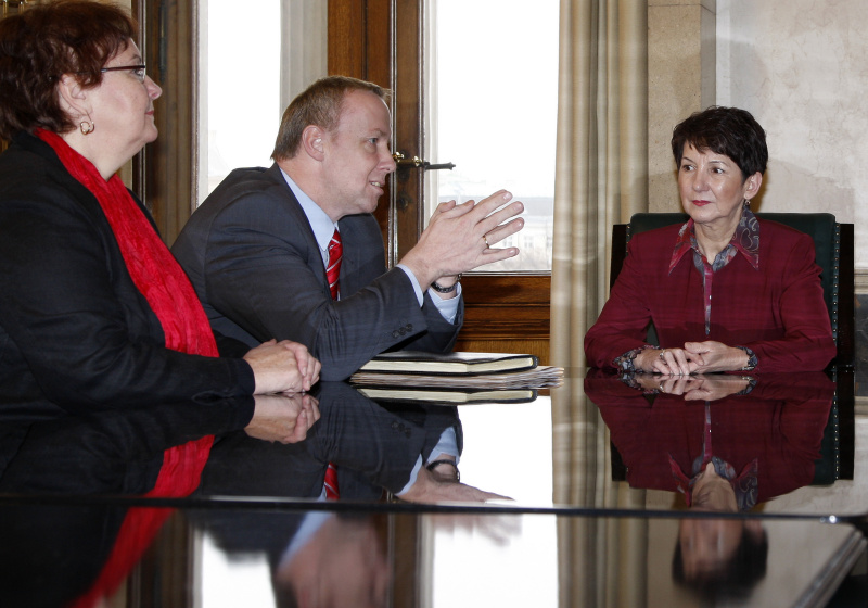 v.li. Mag.a Roswitha Vospernik, Bernard Sadovnik - Obmann der Gemeinschaft der Kärntner Slowenen und Sloweninnen und Mag.a Barbara Prammer - Nationalratspräsidentin