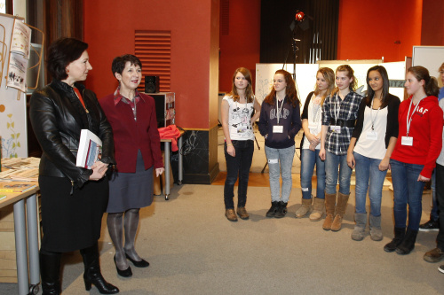 v.li. Gabriele Heinisch-Hosek - Bundesministerin für Frauen und öffentlichen Dienst und Nationalratspräsidentin Mag.a Barbara Prammer begrüssen die SchülerInnen der Vienna Bilingual School in der Demokratiewerkstatt