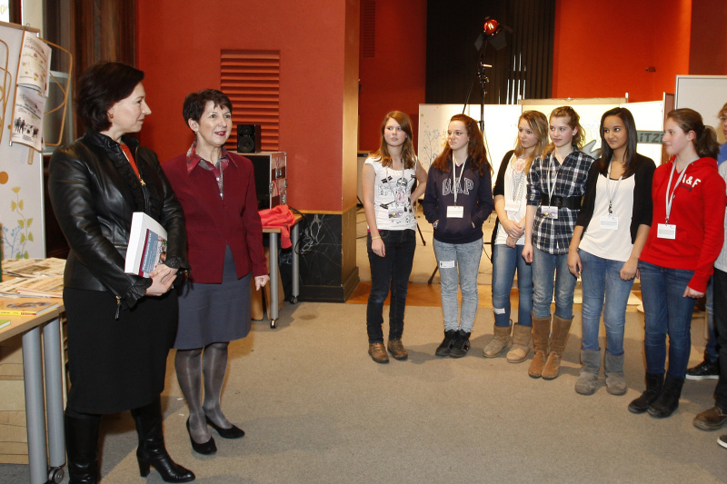 v.li. Gabriele Heinisch-Hosek - Bundesministerin für Frauen und öffentlichen Dienst und Nationalratspräsidentin Mag.a Barbara Prammer begrüssen die SchülerInnen der Vienna Bilingual School in der Demokratiewerkstatt
