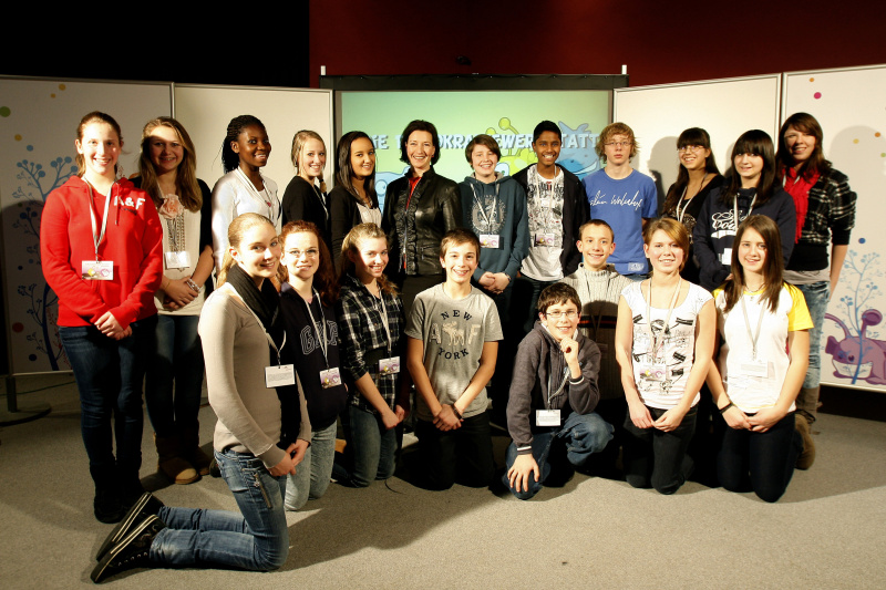 Gabriele Heinisch-Hosek - Bundesministerin für Frauen und öffentlichen Dienst (Mitte) mit SchülerInnen der Vienna Bilingual School