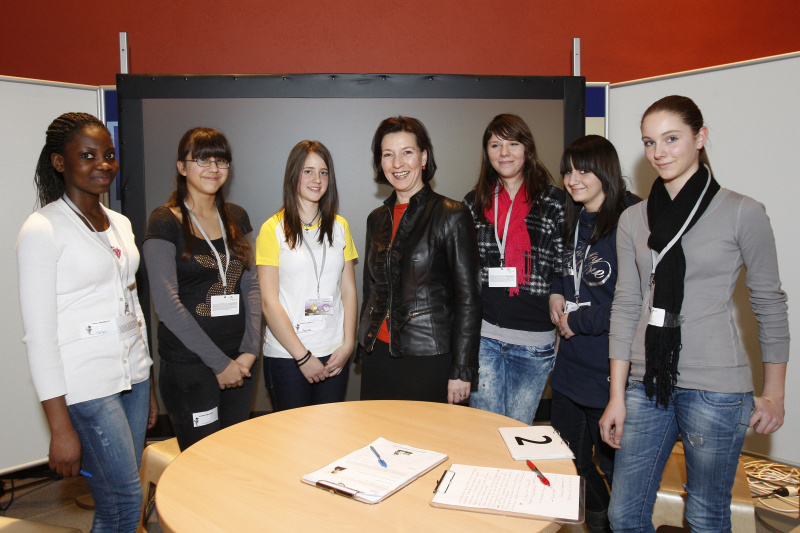 Gabriele Heinisch-Hosek - Bundesministerin für Frauen und öffentlichen Dienst (Mitte) mit Schülerinnen der Vienna Bilingual School