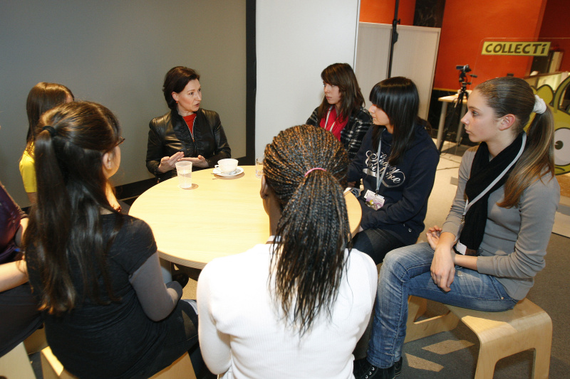 Gabriele Heinisch-Hosek - Bundesministerin für Frauen und öffentlichen Dienst beantwortet Fragen der Schülerinnen der Vienna Bilingual School