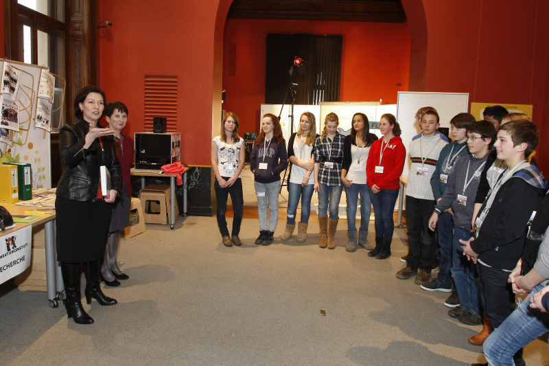 v.li. Gabriele Heinisch-Hosek - Bundesministerin für Frauen und öffentlichen Dienst und Nationalratspräsidentin Mag.a Barbara Prammer begrüssen die SchülerInnen der Vienna Bilingual School in der Demokratiewerkstatt