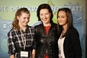 Gabriele Heinisch-Hosek - Bundesministerin für Frauen und öffentlichen Dienst (Mitte) mit Schülerinnen der Vienna Bilingual School