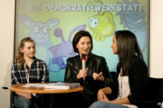 Gabriele Heinisch-Hosek - Bundesministerin für Frauen und öffentlichen Dienst beantwortet Fragen der Schülerinnen der Vienna Bilingual School