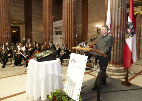 Gottfried Kneifel - Präsident des Bundesrates am Rednerpult davor das "Goldene Buch des Bundesrates"
