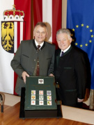 v.li. Gottfried Kneifel - Präsident des Bundesrates und Dr. Josef Pühringer- Landeshauptmann von OÖ mit dem  "Goldenen Buch des Bundesrates"