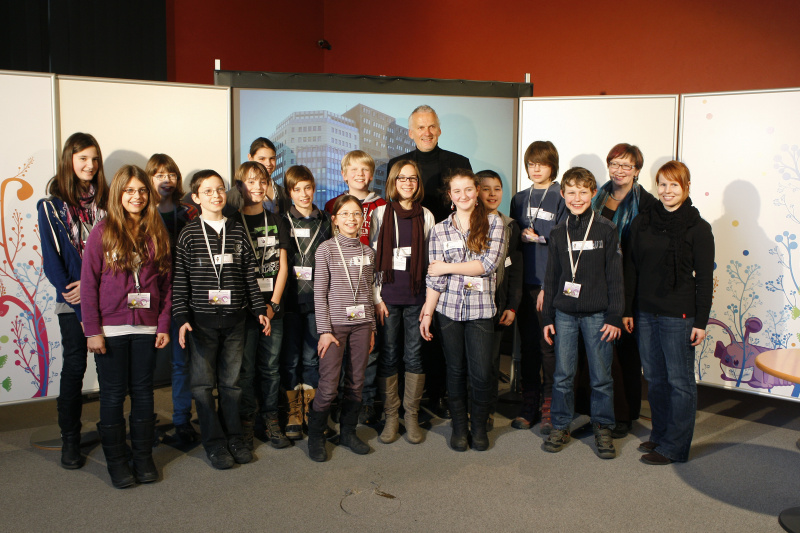 Rechnungshofpräsident Dr.Josef Moser(Mitte) und den SchülerInnen des Bundesgymnasiums Wien 13, Wenzgasse 7