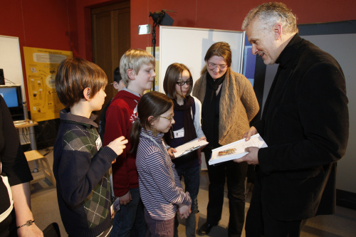 Rechnungshofpräsident Dr.Josef Moser (re) beantwortet Fragen der SchülerInnen des Bundesgymnasiums Wien 13, Wenzgasse 7