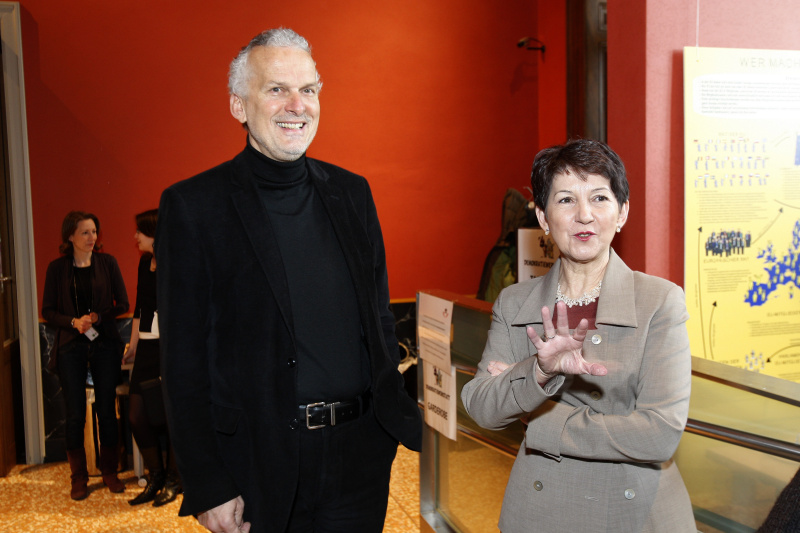 Nationalratspräsidentin Mag.a Barbara Prammer begrüßt Rechnungshofpräsident Dr.Josef Moser in der Demokratiewerkstatt.