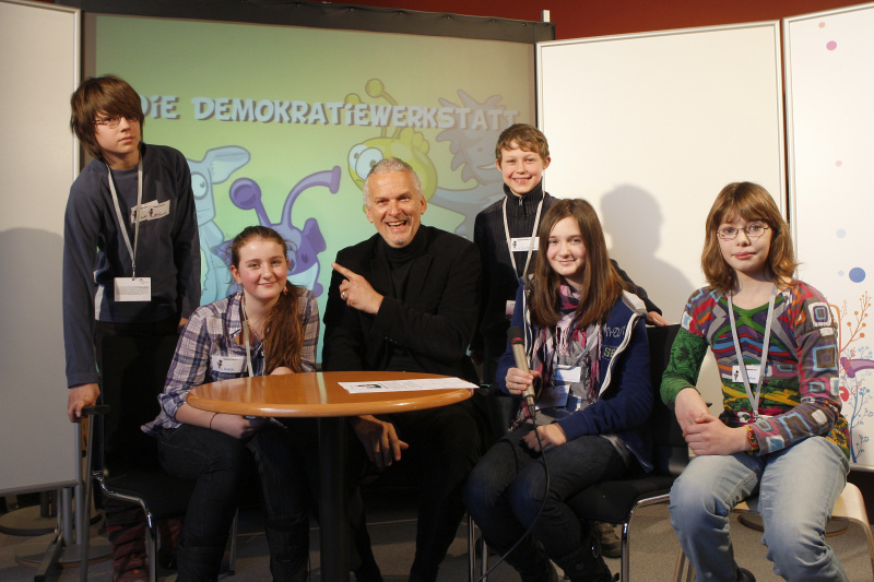 Rechnungshofpräsident Dr.Josef Moser (Mitte) beantwortet Fragen der SchülerInnen des Bundesgymnasiums Wien 13, Wenzgasse 7
