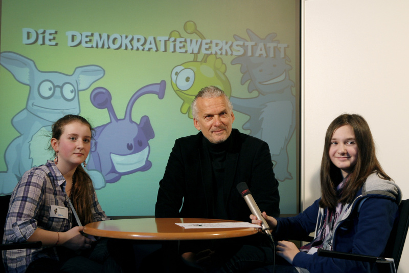 Rechnungshofpräsident Dr.Josef Moser (Mitte) beantwortet Fragen der SchülerInnen des Bundesgymnasiums Wien 13, Wenzgasse 7