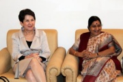 v.li. Nationalratspräsidentin Mag.a Barbara Prammer im Gespräch mit Oppositionsführerin Smt. Sushma Swaraj