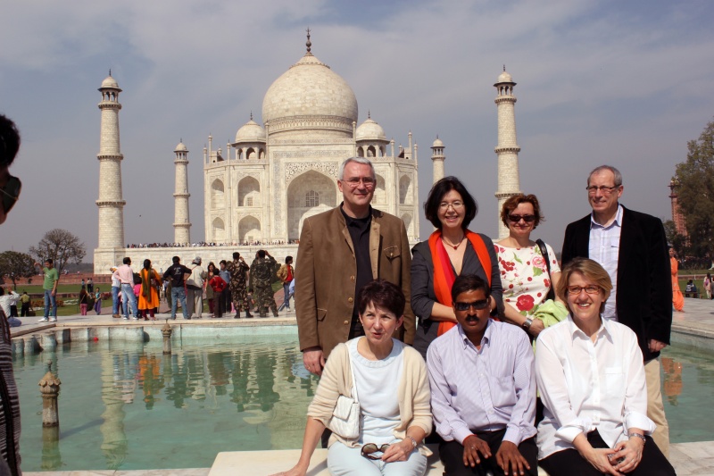Die österreichische Parlamentarierdelegation mit indischem Führer vor dem Taj Mahal.
Erste Reihe v.li. Nationalratspräsidentin Mag.a Barbara Prammer, Indischer Führer, Dr.in Ruperta Lichtenecker - Nationalratsabgeordnete. Zweite Reihe v.li. Dritter Nationalratspräsident Dr. Martin Graf, Mag.a Christine Muttonen - Nationalratsabgeordnete, Dr.in Brigitte Brenner - Parlamentsdirektion und Sigisbert Dolinschek - Nationalratsabgeordneter