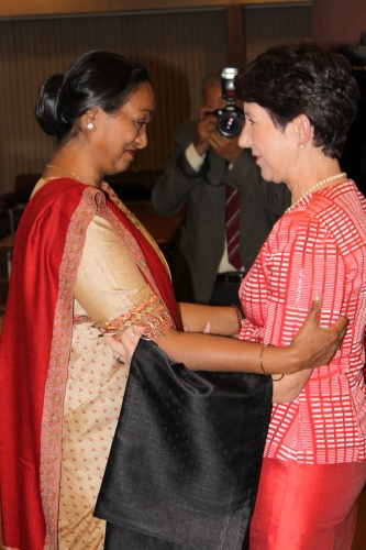 Herzliche Begrüßung zwischen Parlamentspräsidentin Meira Kumar und Nationalratspräsidentin Mag.a Barbara Prammer
