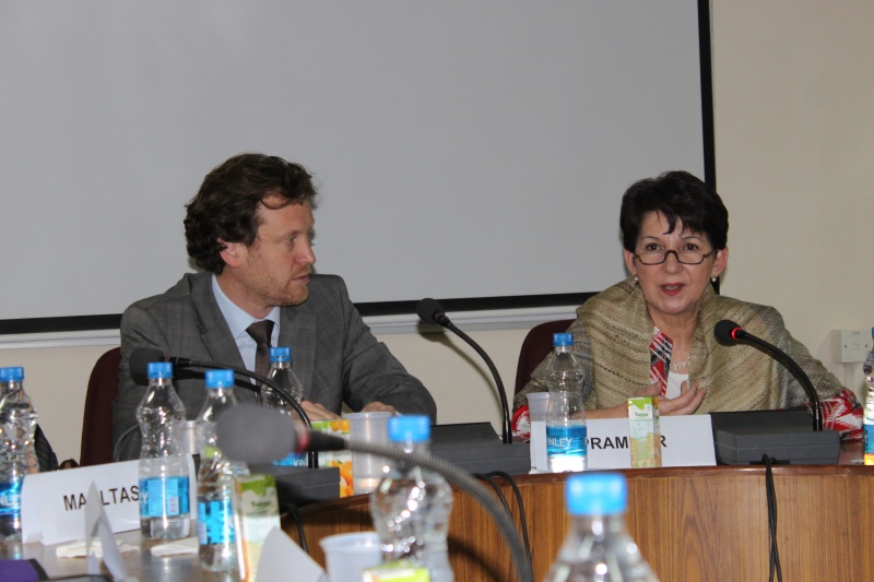 Nationalratspräsidentin Mag.a Barbara Prammer bei ihrem Vortrag an Jawaharlal Nehru Universität in New Delhi. Links: Helfried Carl, Leiter des Büros der NR-Präsidentin.