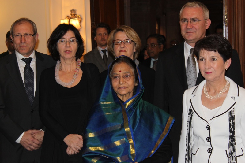 1. Reihe v.li Staatspräsidentin von Indien Pratibha Devisingh Patil und Barbara Prammer - Nationalratspräsidentin . 2. Reihe v.li. Sigisbert Dolinschek - Nationalratsabgeordneter,  Christine Muttonen - Nationalratsabgeordnete, Ruperta Lichtenecker - Nationalratsabgeordnete und Martin Graf 3. Nationalratspräsident.
