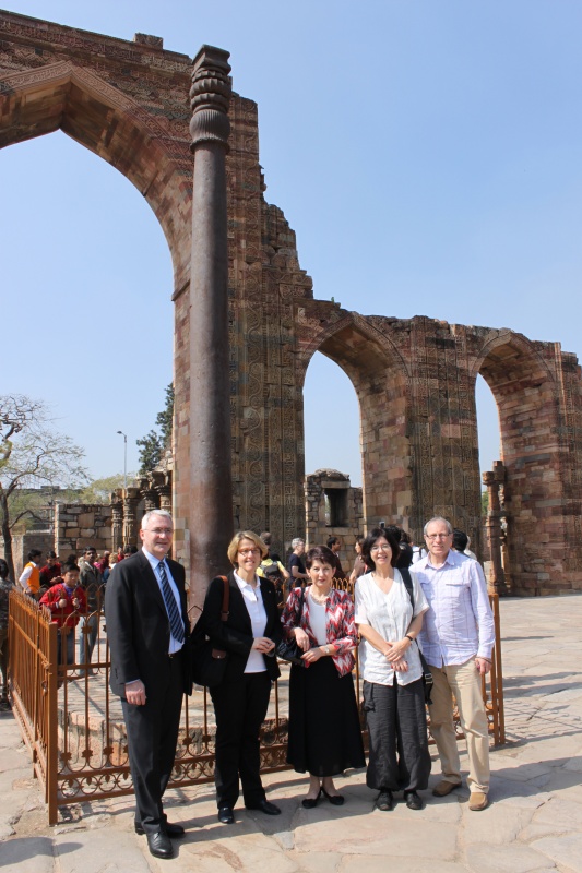 Die österreichische Parlamentarierdelegation besuchte den Qutb Minar-Komplex, eine der historischen Sehenswürdigkeiten von New Delhi. Von links: Dritter Nationalratspräsident Dr. Martin Graf, Dr.in Ruperta Lichtenecker - Nationalratsabgeordnete, Nationalratspräsidentin Mag.a Barbara Prammer, Mag.a Christine Muttonen - Nationalratsabgeordnete und Sigisbert Dolinschek - Nationalratsabgeordneter