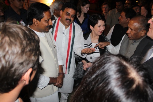 Nationalratspräsidentin Mag.a Barbara Prammer mit dem Regierungschef des  Bundesstaates Andrah Pradesh, Kiran Kumar Reddy (li.), und dem Sprecher des Regionalparlaments, Nadendla Manohar