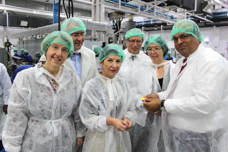 v.li.  Ruperta Lichtenecker - Nationalratsabgeordnete, Martin Graf 3. Nationalratspräsident, Barbara Prammer - Nationalratspräsidentin, Sigisbert Dolinschek - Nationalratsabgeordneter und Christine Muttonen - Nationalratsabgeordnete mit dem Chef von Alpla India Vagish Dixit bei der Führung durch die Fabrik