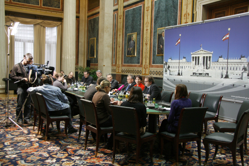 v.li.  Mag. Alexis Wintoniak - Parlamentsvidezirektor, Dr. Georg Posch - Parlamentsdirektor, Gottfried Kneifel - Bundesratspräsident, Mag.a Barbara Prammer - Nationalratspräsidentin und Gerhard Marschall - Pressesprecher der Nationalratspräsidentin