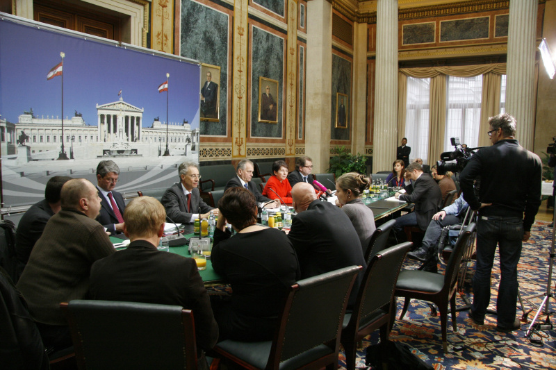 v.li.  Mag. Alexis Wintoniak - Parlamentsvidezirektor, Dr. Georg Posch - Parlamentsdirektor, Gottfried Kneifel - Bundesratspräsident, Mag.a Barbara Prammer - Nationalratspräsidentin und Gerhard Marschall - Pressesprecher der Nationalratspräsidentin