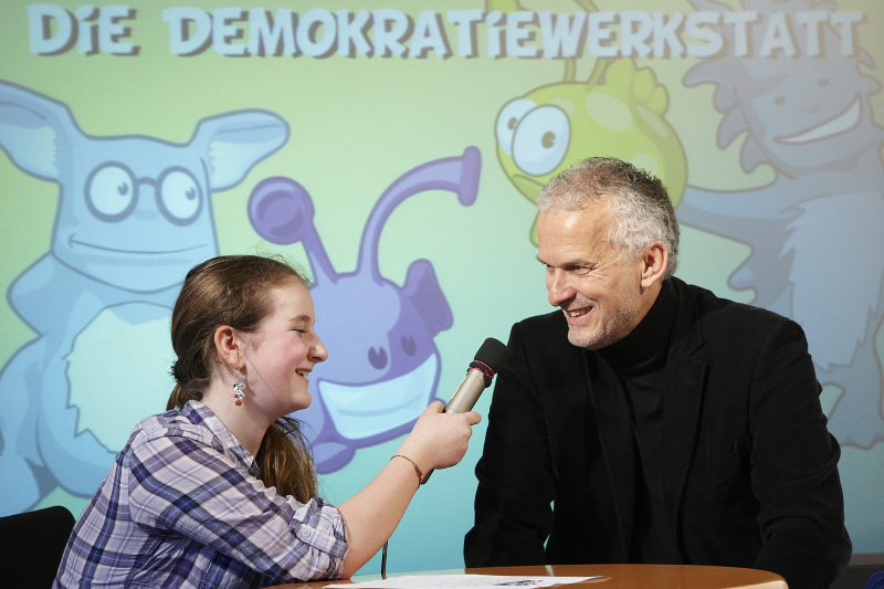 Rechnungshofpräsident Dr.Josef Moser (Mitte) beantwortet Fragen einer Schülerin des Bundesgymnasiums Wien 13, Wenzgasse 7