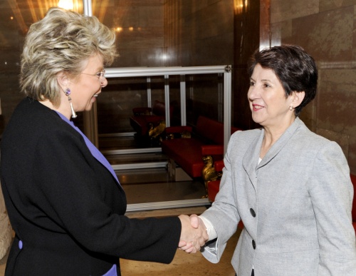 Nationalratspräsidentin Mag.a Barbara Prammer (re) begrüßt die  EU-Justizkommissarin und Vizepräsidentin der Europäischen Kommission Viviane Reding