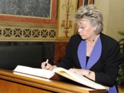 EU-Justizkommissarin und Vizepräsidentin der Europäischen Kommission Viviane Reding beim Eintrag in das Gästebuch