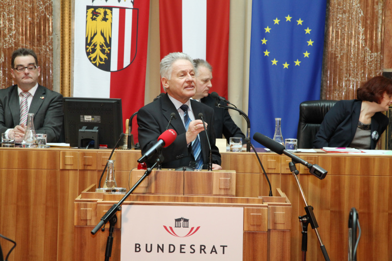 Dr. Josef Pühringer- Landeshauptmann von OÖ am Rednerpult.  Im Hintergrund v.li. Josef Saller - Schriftführer, Gottfried Kneifel – Bundesratspräsident und Bundesratsdirektorin Dr.in Susanne Bachmann