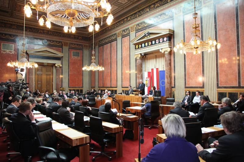 v.li. Josef Saller - Schriftführer, Gottfried Kneifel – Bundesratspräsident am Rednerpult und  Bundesratsdirektorin Dr.in Susanne Bachmann