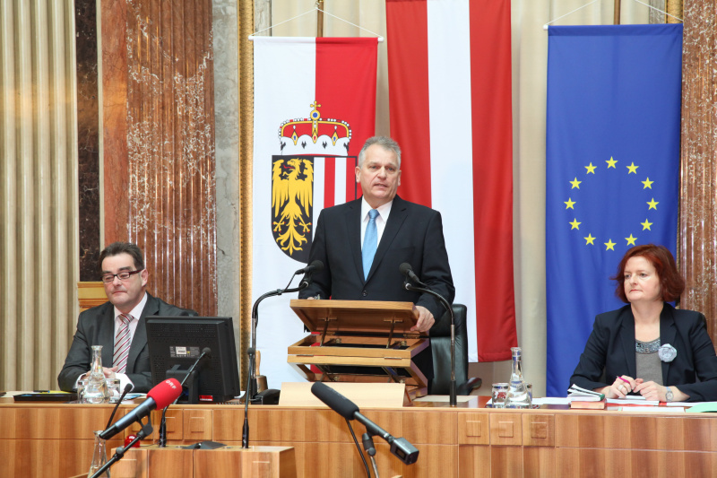 v.li. Josef Saller - Schriftführer, Gottfried Kneifel – Bundesratspräsident am Rednerpult und  Bundesratsdirektorin Dr.in Susanne Bachmann
