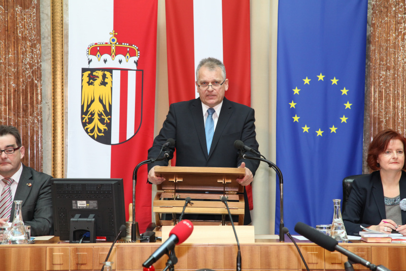 v.li. Josef Saller - Schriftführer, Gottfried Kneifel – Bundesratspräsident am Rednerpult und  Bundesratsdirektorin Dr.in Susanne Bachmann