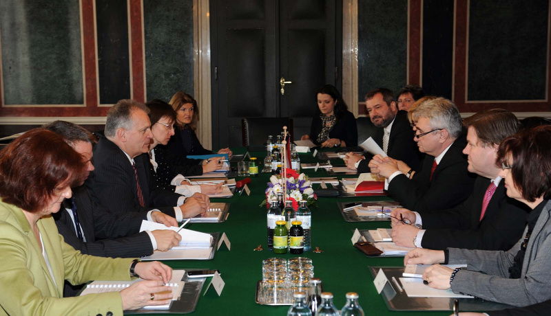 linke Bildhälfte:  österreichische Delegation v.li. Dr. Susanne Bachmann - Bundesratsdirektorin; Harald Himmer - Bundesratsvizepräsident, Gottfried Kneifel - Bundesratspräsident, Dolmetscherin und Dr. Alice Alsch-Harrant - Bundesratsvizedirektorin. Rechte Bildhälfte  tschechische Delegation mit Milan Štěch - Präsident des tschechichischen Senats (3.v.re.)