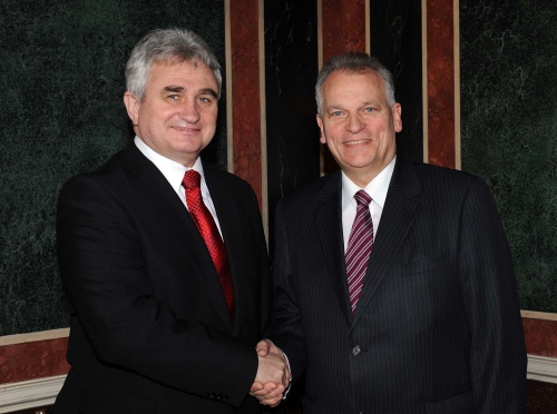 Handschlag zwischen Milan Štěch - Präsident des tschechichischen Senats (li) und  Bundesratspräsident Gottfried Kneifel (re)