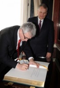 v.li. Milan Štěch - Präsident des tschechichischen Senats beim Eintrag in das Gästebuch und  Bundearatspräsident Gottfried Kneifel