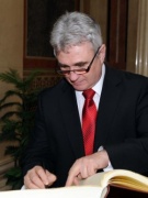 Milan Štěch - Präsident des tschechischen Senats beim Gästebucheintrag