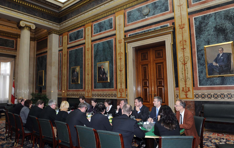 Österreichische Delegation v.li. Helfried Carl, Nationalratspräsidentin Mag.a Barbara Prammer, Dolmetscherin, Dr. Joseph Wirnsperger - Parlamentsdirektion, Dr. Christian Hütterer - Parlamentsdirektion, Martin Wasserer - Parlamentsdirektion und Dr. Wolfgang Hofstätter - Parlamentsdirektion