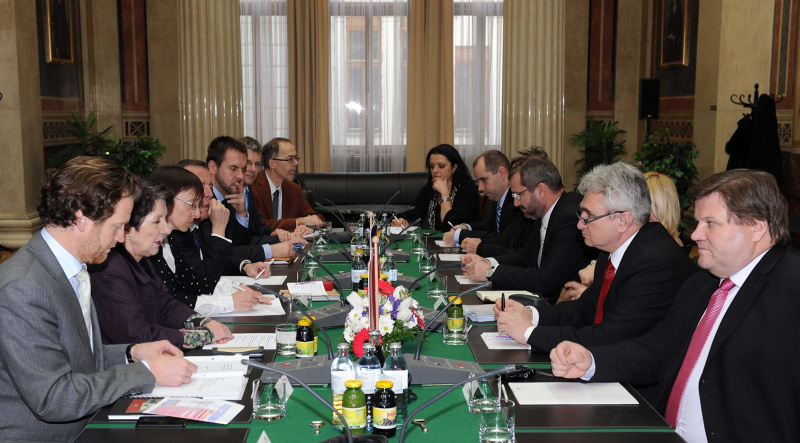 Linke Bildhälfte: Österreichische Delegation v.li. Helfried Carl, Nationalratspräsidentin Mag.a Barbara Prammer, Dolmetscherin, Dr. Joseph Wirnsperger - Parlamentsdirektion, Dr. Christian Hütterer - Parlamentsdirektion, Martin Wasserer - Parlamentsdirektion und Dr. Wolfgang Hofstätter - Parlamentsdirektion. Rechte Bildhälfte: Tschechische Delegation mit Milan Štěch - Präsident des tschechischen Senats (2.v.re.)