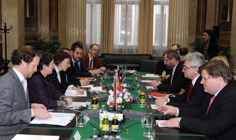 Linke Bildhälfte: Österreichische Delegation v.li. Helfried Carl, Nationalratspräsidentin Mag.a Barbara Prammer, Dolmetscherin, Dr. Christian Hütterer - Parlamentsdirektion und Dr. Wolfgang Hofstätter - Parlamentsdirektion. Rechte Bildhälfte: Tschechische Delegation mit Milan Štěch - Präsident des tschechischen Senats (2.v.re.)