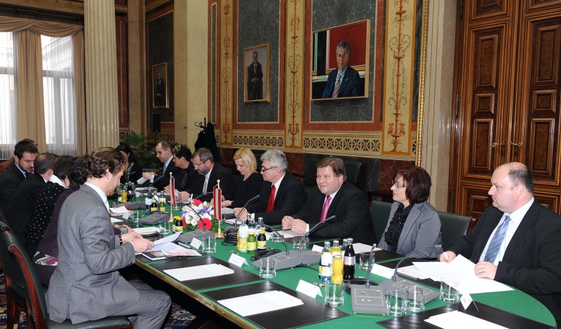 Linke Bildhälfte: Österreichische Delegation. Rechte Bildhälfte: Tschechische Delegation mit Milan Štěch - Präsident des tschechischen Senats (3.v.re.)